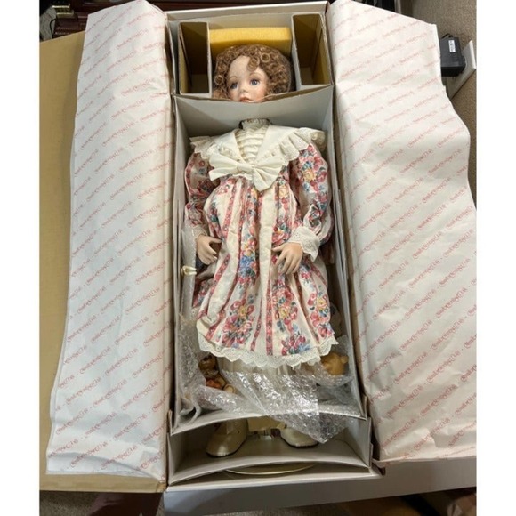 Hamilton Collection Other - Vintage NWB Amber Hamilton Collection Laura Cobabe Fine Porcelain Doll on Stand
